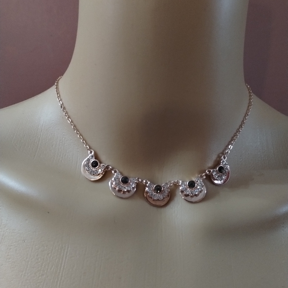 NWT Versona women's necklace